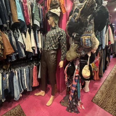 Flamingo's Vintage Pound - Mannequin with flare