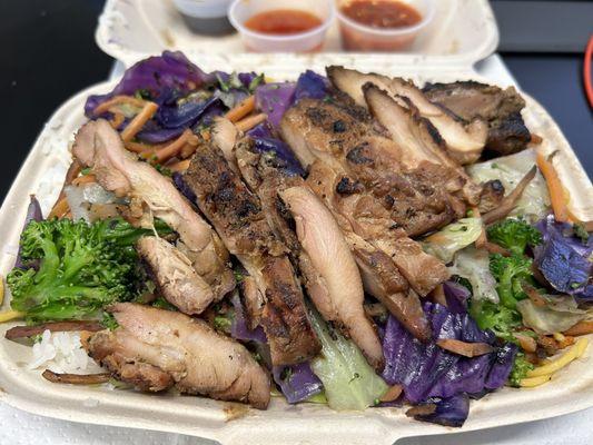 chicken with half yakisoba and half white rice and veggies