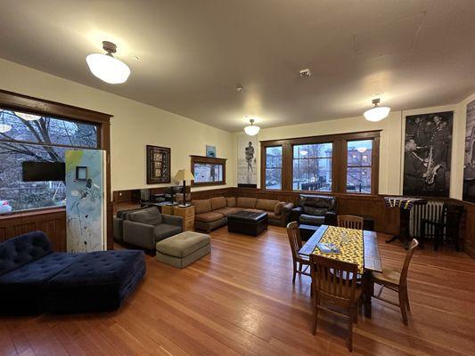 Plenty of room for working and meetings.