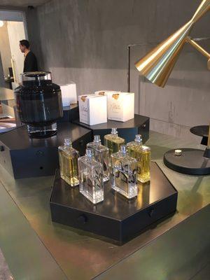 Unisex scents by element or molecule react with U2.