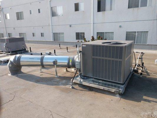 Lennox Package Unit with Exposed Ducting