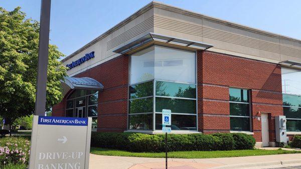 The exterior of the First American Bank Darien branch