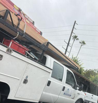 Drivers blocking apartment complex entrance