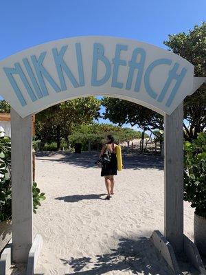 Kate and Nikki beach sign