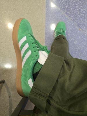 Waiting for admission to Dorothy in Wonderland.