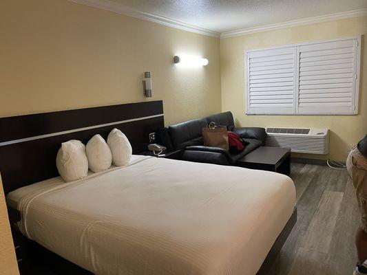 Queen bedroom. Nice , clean and spacious for the low price.