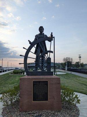 Mark Twain Steamboat Pilot Statue