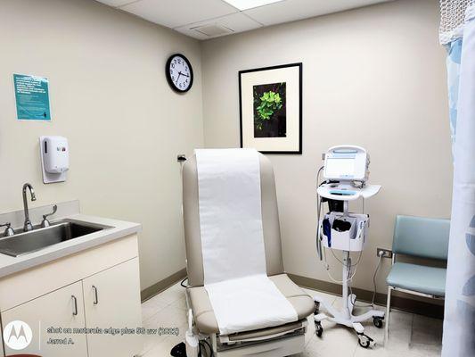 My 1285 Urgent Care Room | The Facility + the People Here are the Difference | Ample Free Parking | Wheelchairs Available Too