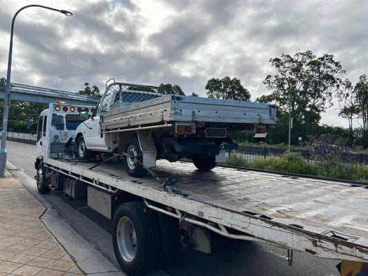 Right Hand Towing and Roadside