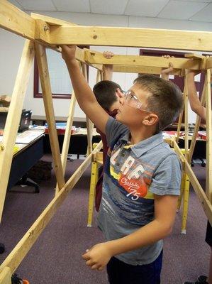 Constructing a truss bridge in Bridge Bulding.
