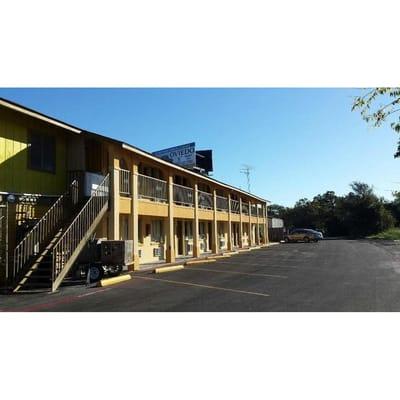 Carefree Inn Flatonia