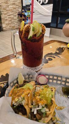 Pollo Asado con leña de Almendra y tacos de Asada, Pastor y Pollo igualmente asado con leña y para refrescarse una Micheladas..