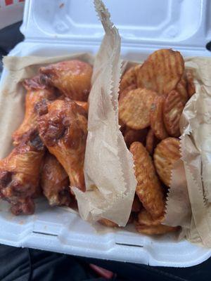 Keeping the potato rounds separate so the chicken wings don't get their overcooked on them.