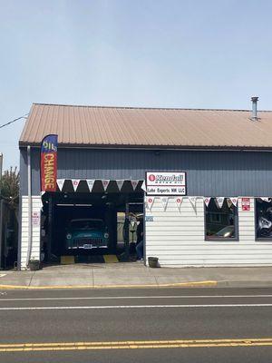 Lube Experts NW - Best Oil Change in Albany Oregon!
Our Philosophy :
We have over 20 years of combined experience...