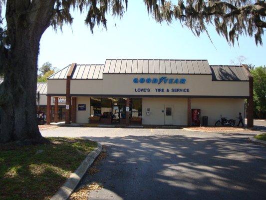 LOVE'S TIRE & SERVICE CENTER