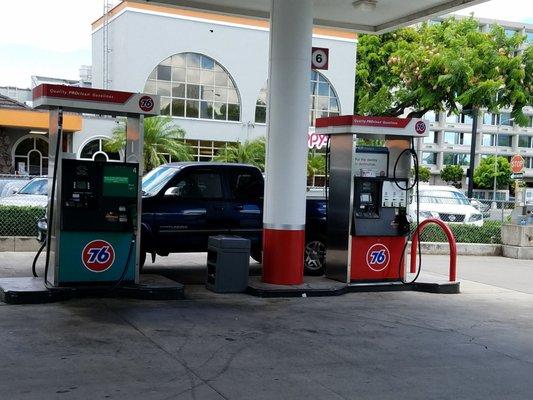 This 76 gas station takes the Kamaaina Card!