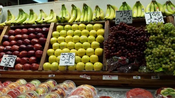 Beautiful grapes, apples, bananas, etc. The best prices!