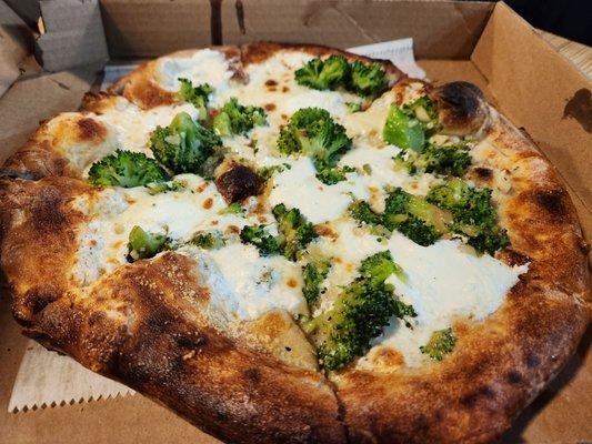 White pizza with broccoli