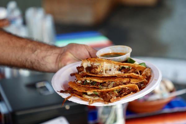 Quesabirrias con consome