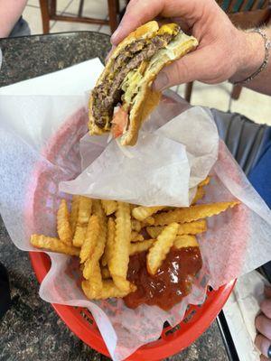 Cheeseburger & fries