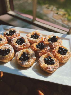 blueberry lemon croissant tart
housemade croissant tart filled with lemon mascarpone cream then topped with local blueberries