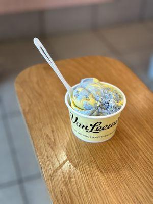 2 scoops in a cup, passion fruit and earl grey!