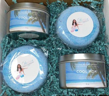 two 8oz candles and donut shaped bath bombs. Hawaiian Pineapple scent.