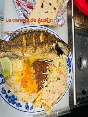 Pescado frito con arroz frijoles ensalada de repollo con tortillas a mano