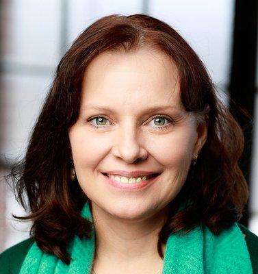 Elizabeth Davis, MS, works with children, teens, and adults and specializes in trauma, loss, foster care, child trauma, attachment trauma.