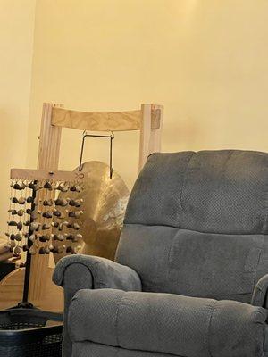 Meditating with a gong equipment