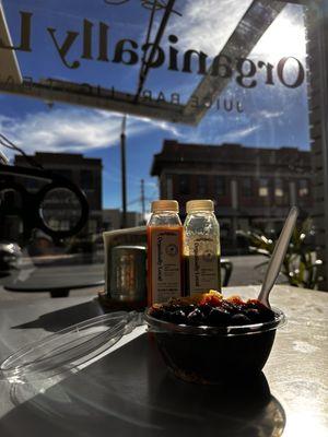 Juice cleanse, açaí bowl at the window table.