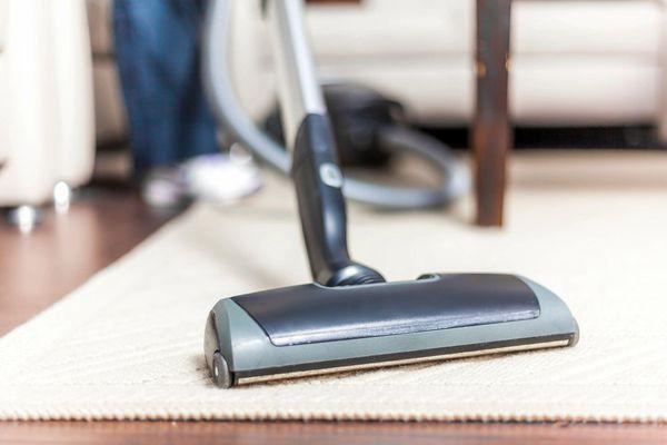 Vacuuming every corner - deep house cleaning in San José, Palo Alto & Morgan Hill for spotless floors