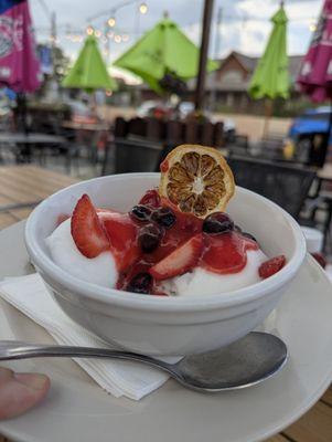 Lemon sorbet dessert