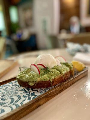 Avocado toast w egg