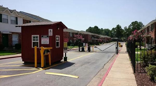 Colonial Parc Apartments