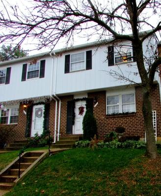 $125,000!  441 Gatewood Court, Glen Burnie, MD
AA9538744
Beautifully maintained 3 level townhouse. 3 bedrooms, 2 bath...