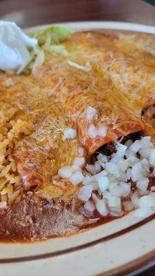 3 enchilada red sauce platter. Cheese, ground beef or shredded chicken. Got one of each