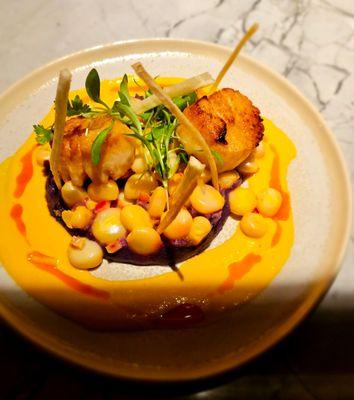 Seared Scallops with Peruvian corn salad at Pluma Lounge