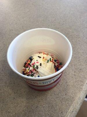 Frozen yogurt with toppings