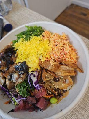 Custom bowl. Large but ehh quality fish