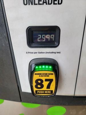 Gassing up for the weekend, prices are still coming down :-)