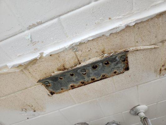 Sink in bathroom didn't fix right keep falling