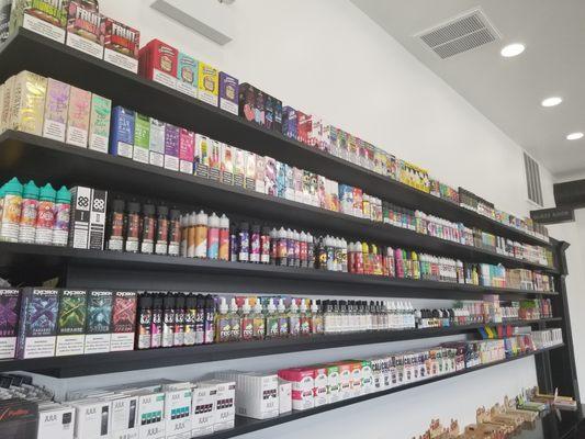 300+ flavors of eliquid, 35 flavors for Juul, 40+ flavors of disposables and all Phix flavors available!