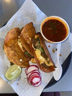 Birria tacos y consomé