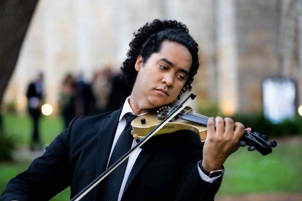 Alex Bravo Violinist