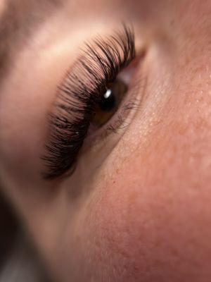 Hybrid
Since volume lashes are lighter, hybrid sets can provide a full look without putting too much strain on natural lashes.