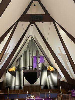 Cross above altar Two trumpeter angels in corner