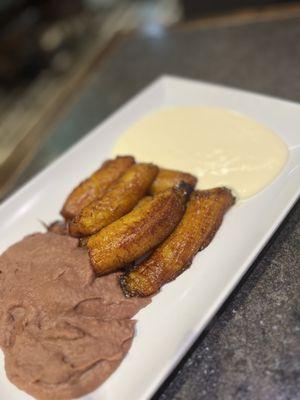 Platanos Fritos con Frijol y Crema