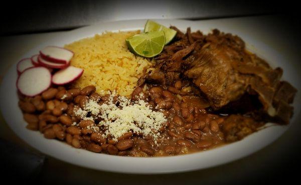 Plato de Birria con Arroz y frijoles