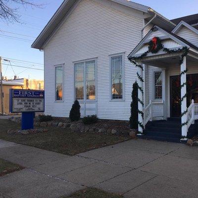 Photo of the First Baptist Church of Capac as seen from the street.